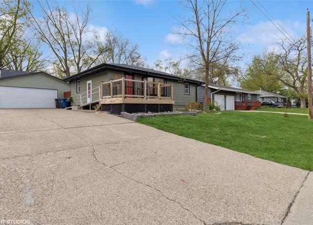 Property at 7340 Southview Dr, Des Moines, IA 50315, 3 beds, 2 baths