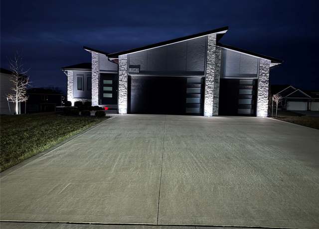 Property at 15401 Springbrook Trl, Urbandale, IA 50323, 5 beds, 3 baths