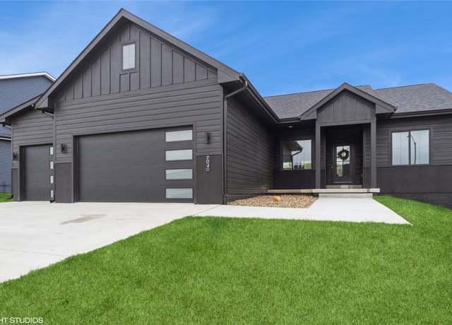 Property at 7040 Lake Ridge Ave, Des Moines, IA 50320, 5 beds, 3 baths