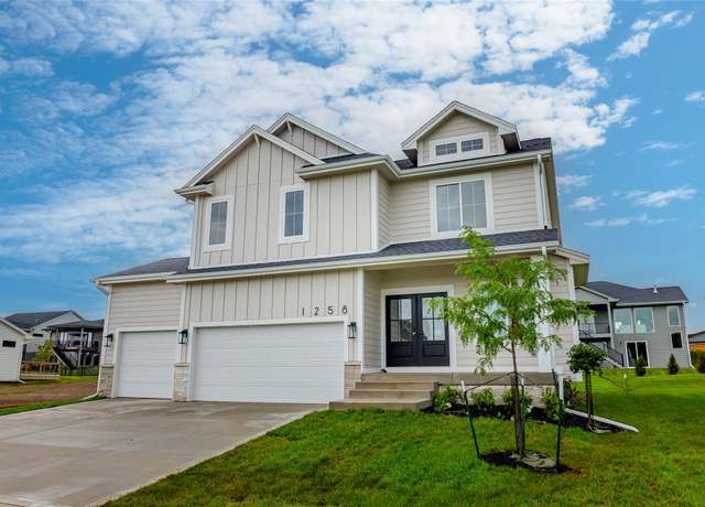 Property at 1258 S 92nd St, West Des Moines, IA 50266, 4 beds, 2.5 baths
