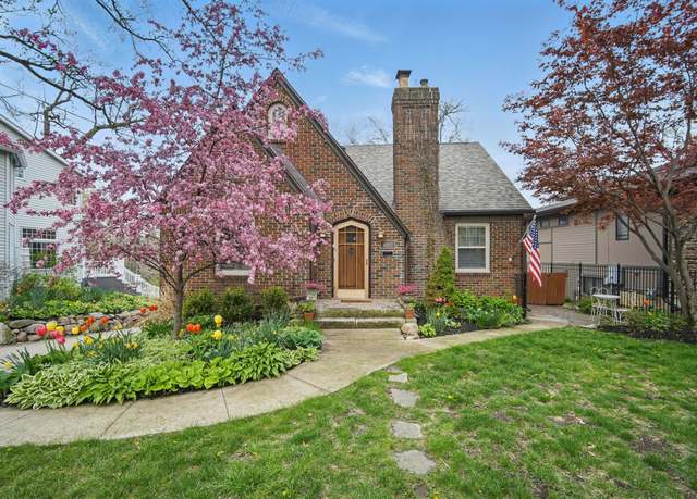 Property at 4801 Harwood Dr, Des Moines, IA 50312, 4 beds, 3 baths