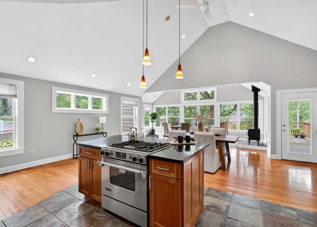 Property at 4801 Harwood Dr, Des Moines, IA 50312, 4 beds, 3 baths