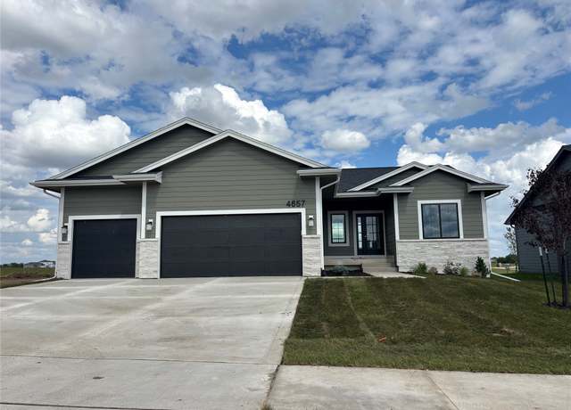 Property at 4657 177th St, Urbandale, IA 50323, 3 beds, 2 baths