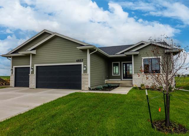 Property at 4657 177th St, Urbandale, IA 50323, 3 beds, 2 baths