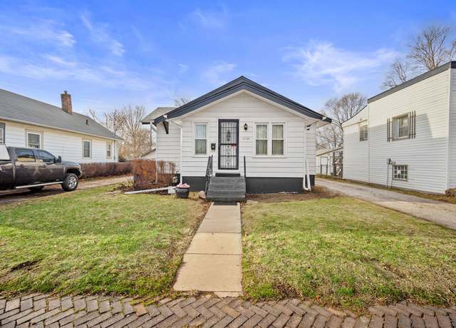 Property at 2725 E Walnut St, Des Moines, IA 50317, 3 beds, 1 bath