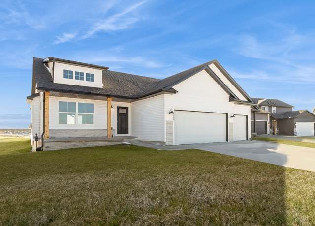 Property at 300 NW Lavelle Ct, Waukee, IA 50263, 3 beds, 2 baths