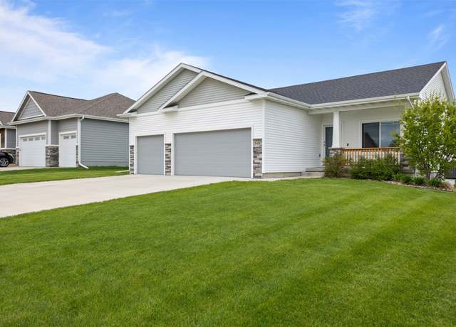 Property at 5418 165th St, Urbandale, IA 50323, 4 beds, 3 baths