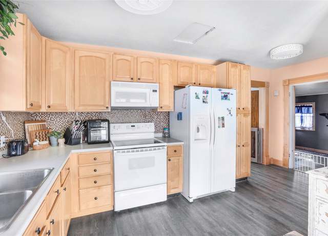 Property at 416 N 1st Ave, Winterset, IA 50273, 3 beds, 2 baths