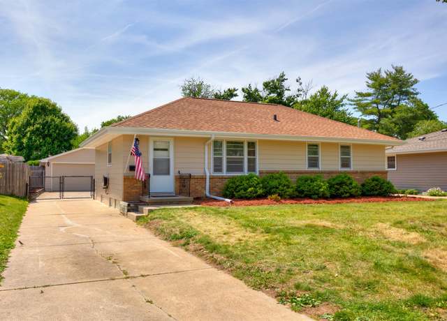 Property at 4236 40th St, Des Moines, IA 50310, 3 beds, 1 bath