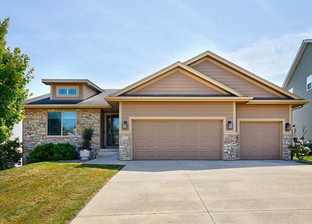 Property at 15214 Aurora Cir, Urbandale, IA 50323, 4 beds, 3 baths