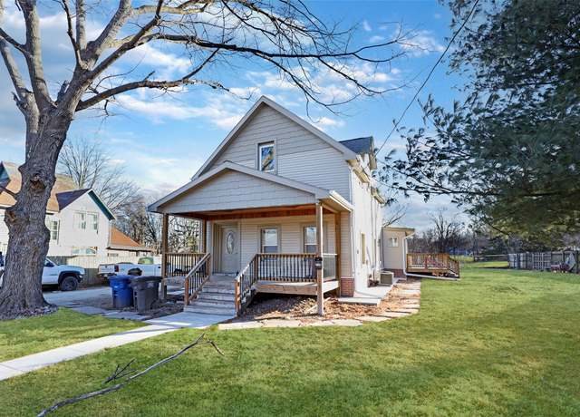 Property at 2109 SE 6th St, Des Moines, IA 50315, 3 beds, 2 baths
