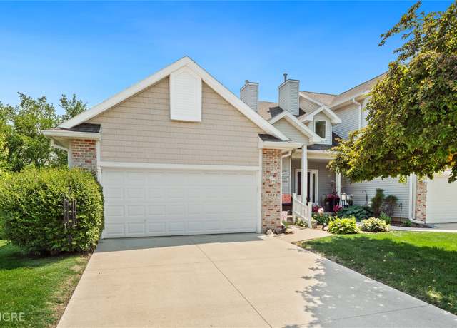 Property at 10620 Sharon Cir, Urbandale, IA 50322, 3 beds, 2.5 baths