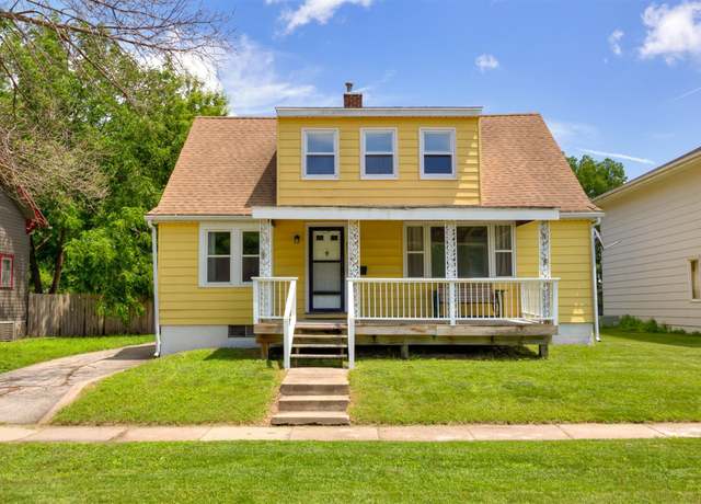 Property at 221 9th St, West Des Moines, IA 50265, 3 beds, 2 baths