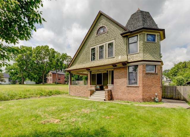 Property at 1530 9th St, Des Moines, IA 50314, 5 beds, 2.5 baths