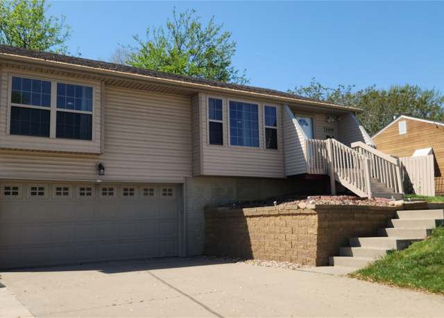Property at 5804 Snyder Ave, Des Moines, IA 50322, 4 beds, 3 baths
