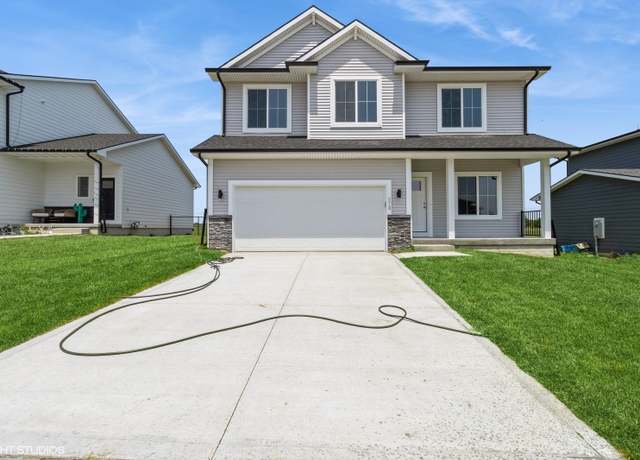Property at 6918 SE 7th Ave, Pleasant Hill, IA 50327, 4 beds, 2.5 baths