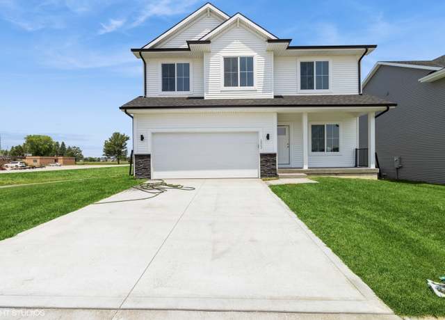 Property at 6802 SE 7th Ave, Pleasant Hill, IA 50327, 4 beds, 2.5 baths