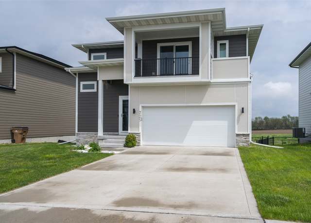 Property at 725 SE 69th St, Pleasant Hill, IA 50327, 3 beds, 2.5 baths