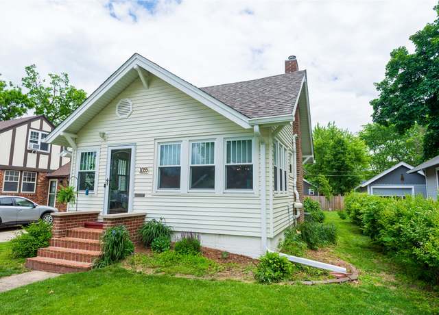 Property at 1055 40th St, Des Moines, IA 50311, 3 beds, 2 baths