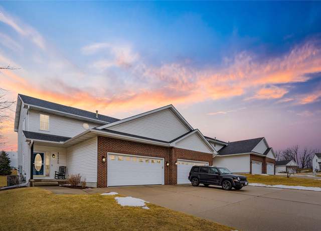Property at 12120 Ridgeview Dr, Urbandale, IA 50323, 4 beds, 3.5 baths