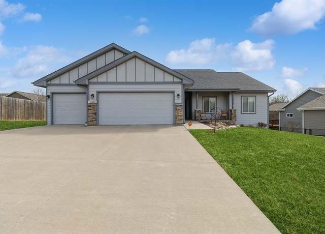 Property at 902 N Kenwood Blvd, Indianola, IA 50125, 4 beds, 3 baths