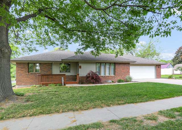Property at 902 Jefferson St, Pella, IA 50219, 4 beds, 2 baths