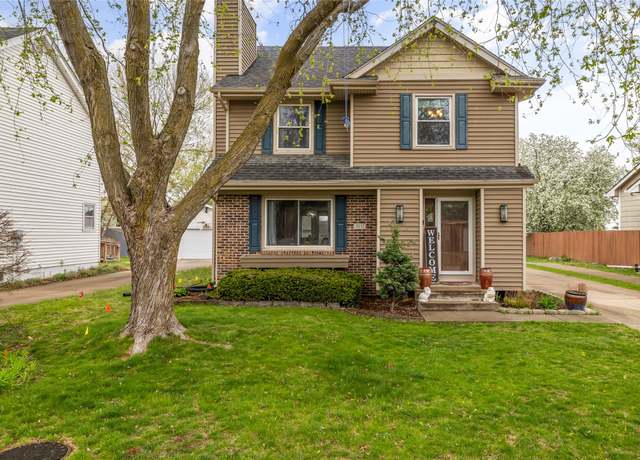 Property at 7037 Hickory Ln, Urbandale, IA 50322, 3 beds, 2.5 baths