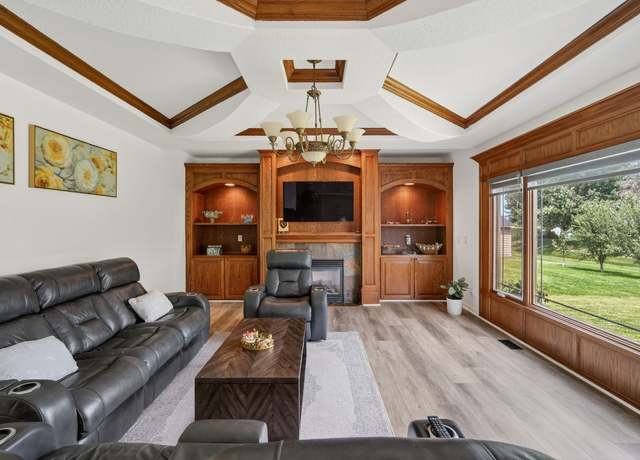Property at 4309 129th St, Urbandale, IA 50323, 4 beds, 2.5 baths