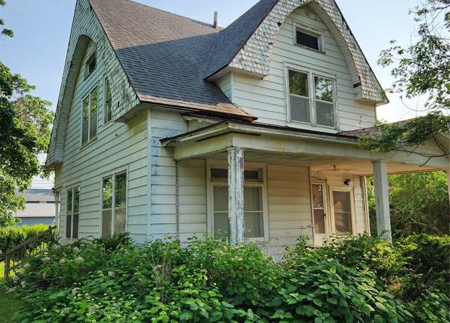 Property at 414 E Robinson St, Knoxville, IA 50138, 3 beds, 1 bath