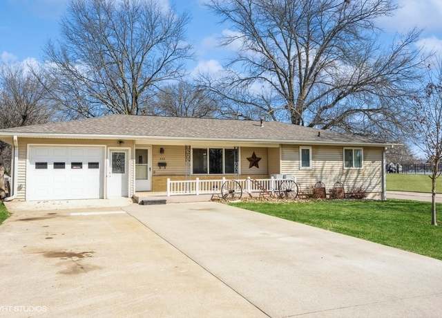 Property at 202 University St, Pella, IA 50219, 3 beds, 2 baths