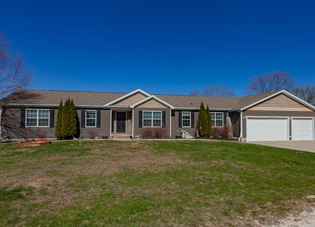 Property at 19075 Jewell Dr, Earlham, IA 50072, 5 beds, 3 baths