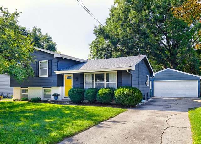 Property at 8826 Franklin Ave, Clive, IA 50325, 4 beds, 1.5 baths