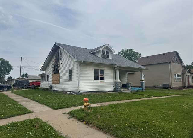 Property at 713 W Main St, Knoxville, IA 50138, 2 beds, 2 baths
