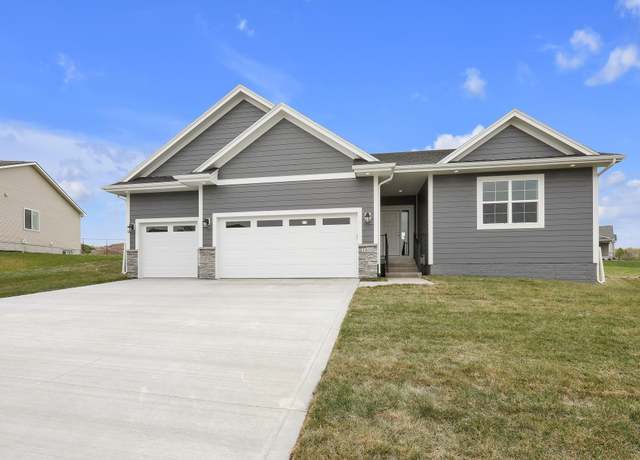 Property at 1800 Lakeview Dr, Pella, IA 50219, 5 beds, 3 baths