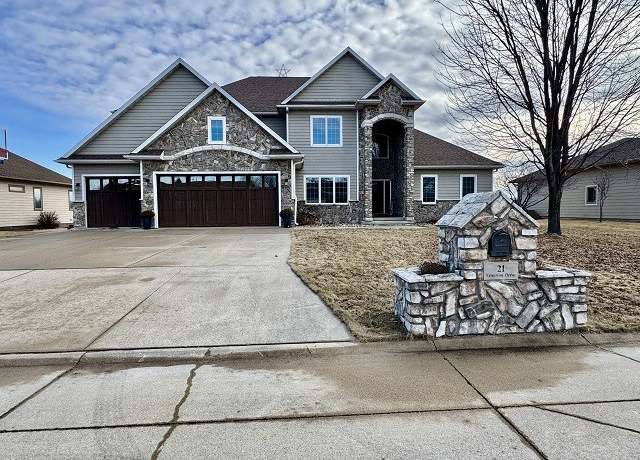 Property at 21 Venetian Dr, Clear Lake, IA 50428, 7 beds, 4.5 baths