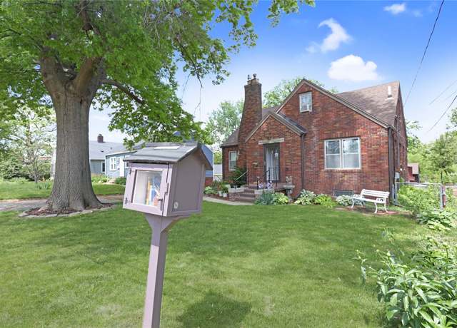 Property at 4027 Fagen Dr, Des Moines, IA 50310, 2 beds, 2 baths