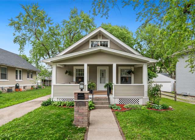 Property at 613 7th St, West Des Moines, IA 50265, 3 beds, 1 bath