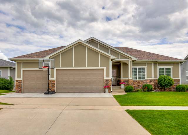 Property at 9824 Dunmore Cir, Johnston, IA 50131, 6 beds, 3 baths