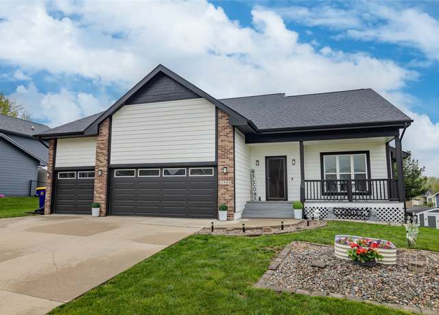 Property at 1504 W Jackson Ave, Indianola, IA 50125, 3 beds, 3 baths