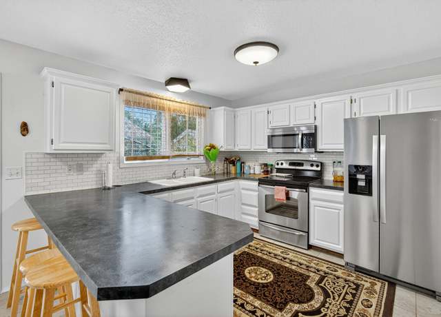 Property at 5238 Meredith Dr, Des Moines, IA 50310, 2 beds, 2.5 baths
