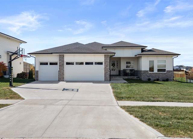 Property at 2600 Sunflower Dr, Waukee, IA 50263, 5 beds, 3 baths
