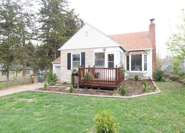 Property at 6807 Forest Ct, Windsor Heights, IA 50324, 4 beds, 2 baths