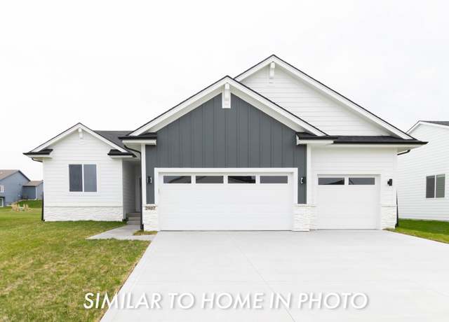 Property at 1020 2nd St NE, Altoona, IA 50009, 4 beds, 4 baths