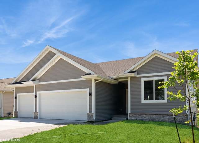 Property at 1020 2nd St NE, Altoona, IA 50009, 4 beds, 4 baths