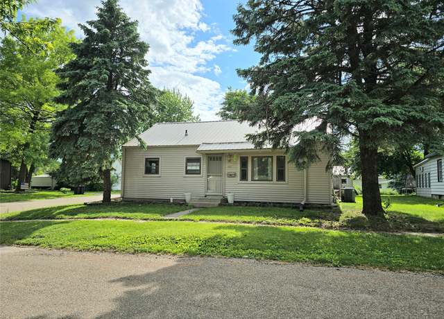Property at 1011 S 9th St, Oskaloosa, IA 52577, 3 beds, 1 bath