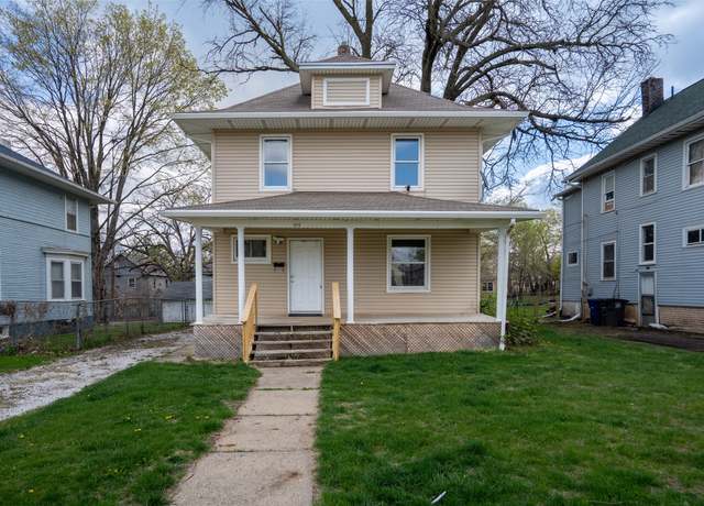 Property at 1915 8th St, Des Moines, IA 50314, 3 beds, 1.5 baths