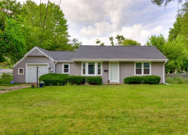 Property at 4207 Madison Ave, Des Moines, IA 50310, 2 beds, 1 bath