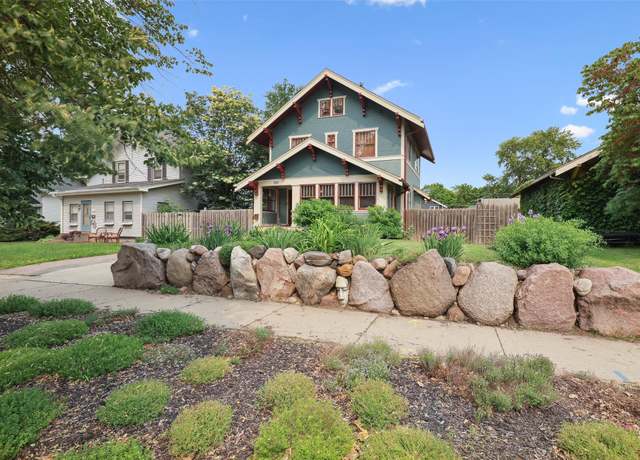 Property at 1721 E 12th St, Des Moines, IA 50316, 4 beds, 1.5 baths
