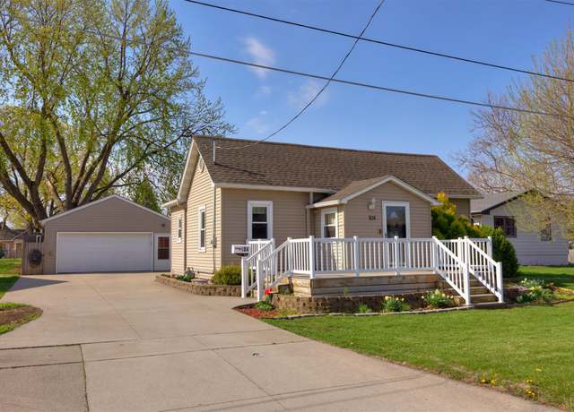 Property at 104 4th St SW, Altoona, IA 50009, 2 beds, 1.5 baths