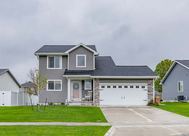 Property at 941 17th St SE, Altoona, IA 50009, 3 beds, 2.5 baths